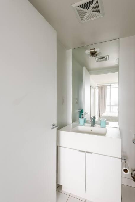 Stylish Downtown Lakeview Condo - One Free Parking Toronto Zewnętrze zdjęcie