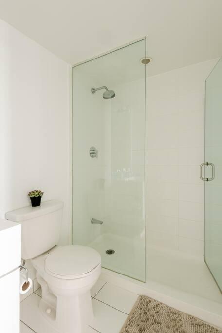 Stylish Downtown Lakeview Condo - One Free Parking Toronto Zewnętrze zdjęcie