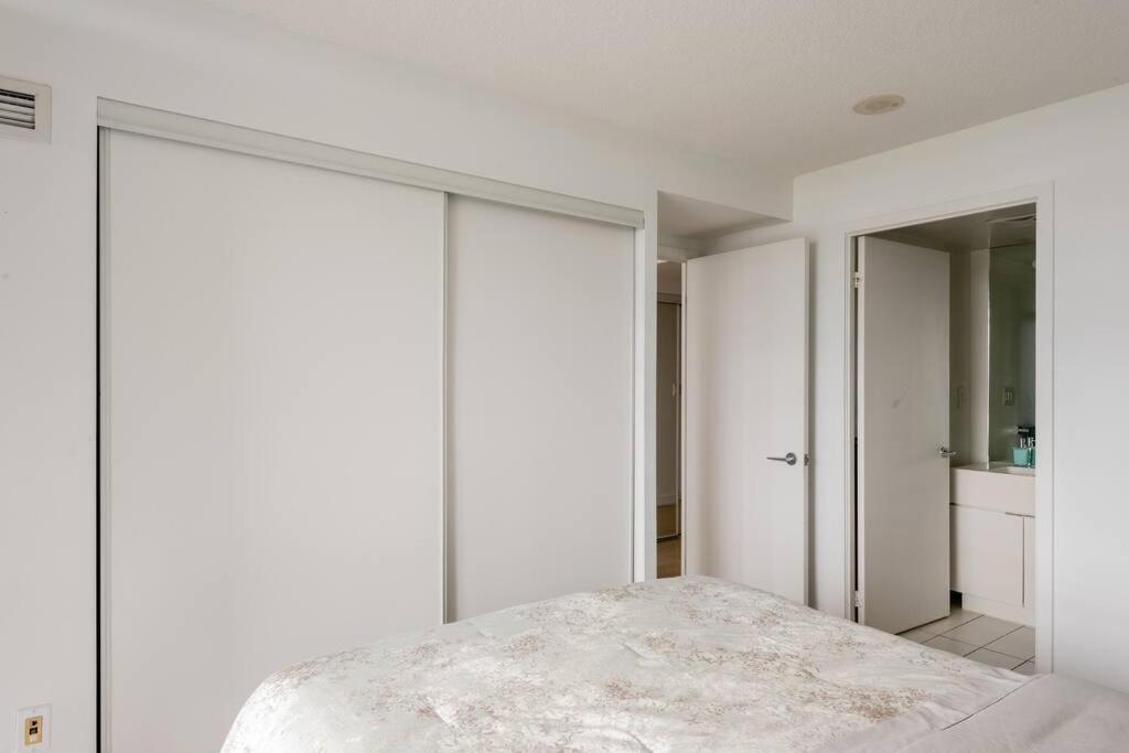 Stylish Downtown Lakeview Condo - One Free Parking Toronto Zewnętrze zdjęcie
