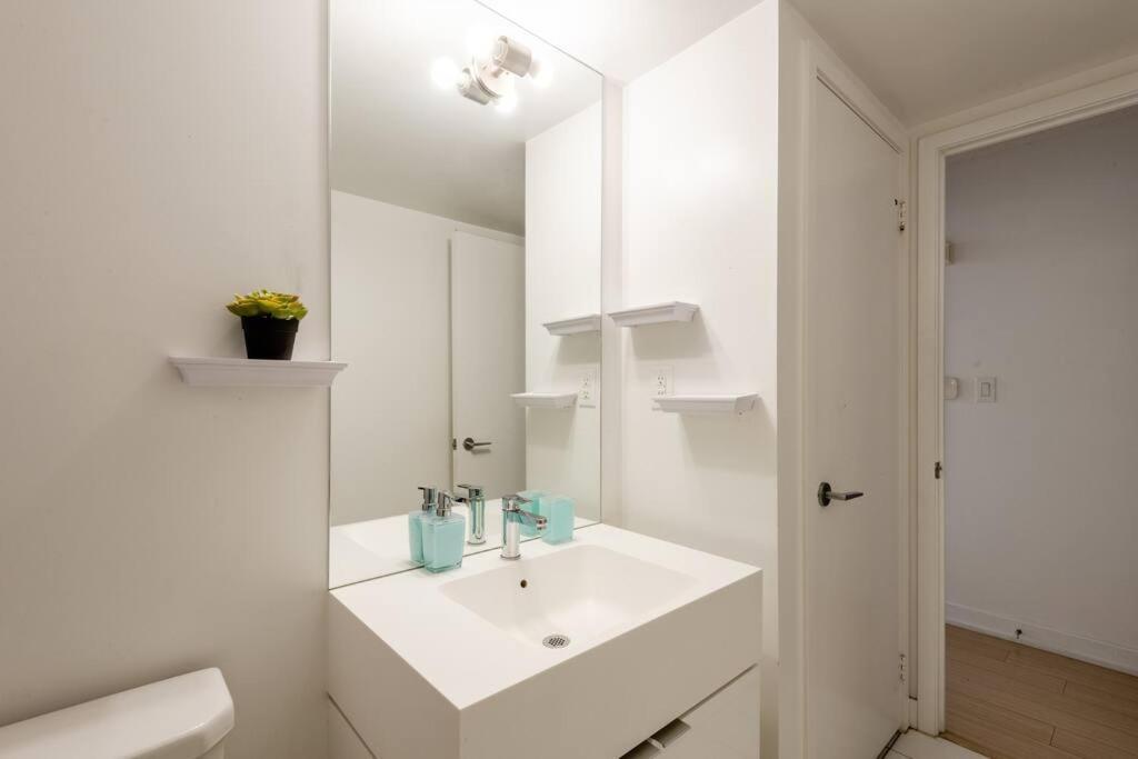 Stylish Downtown Lakeview Condo - One Free Parking Toronto Zewnętrze zdjęcie