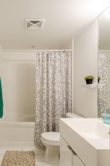 Stylish Downtown Lakeview Condo - One Free Parking Toronto Zewnętrze zdjęcie