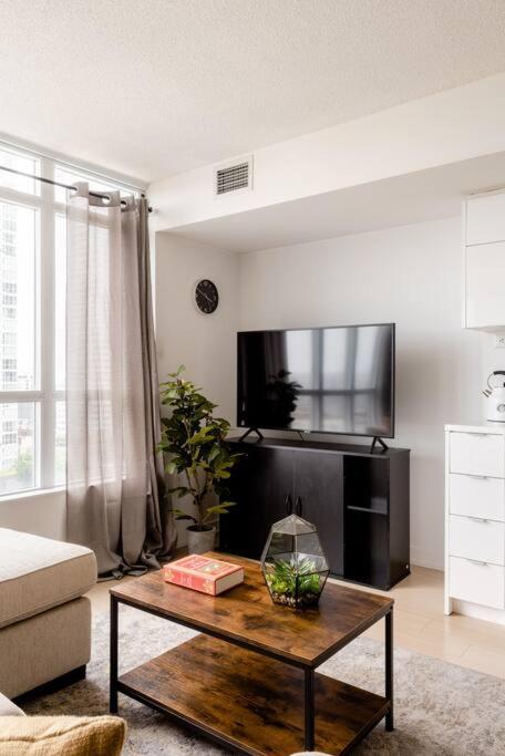 Stylish Downtown Lakeview Condo - One Free Parking Toronto Zewnętrze zdjęcie