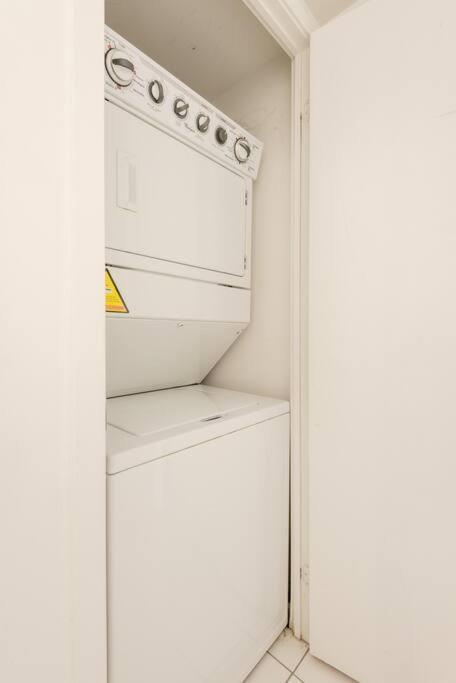 Stylish Downtown Lakeview Condo - One Free Parking Toronto Zewnętrze zdjęcie
