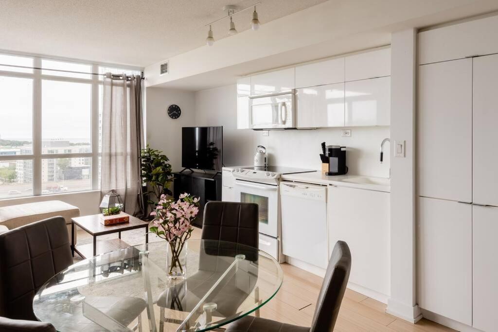 Stylish Downtown Lakeview Condo - One Free Parking Toronto Zewnętrze zdjęcie