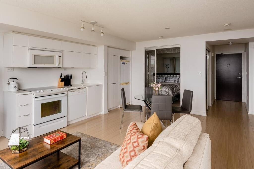 Stylish Downtown Lakeview Condo - One Free Parking Toronto Zewnętrze zdjęcie