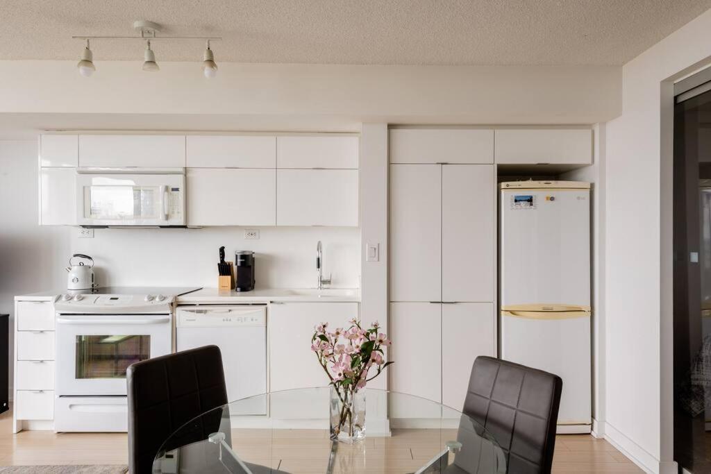 Stylish Downtown Lakeview Condo - One Free Parking Toronto Zewnętrze zdjęcie