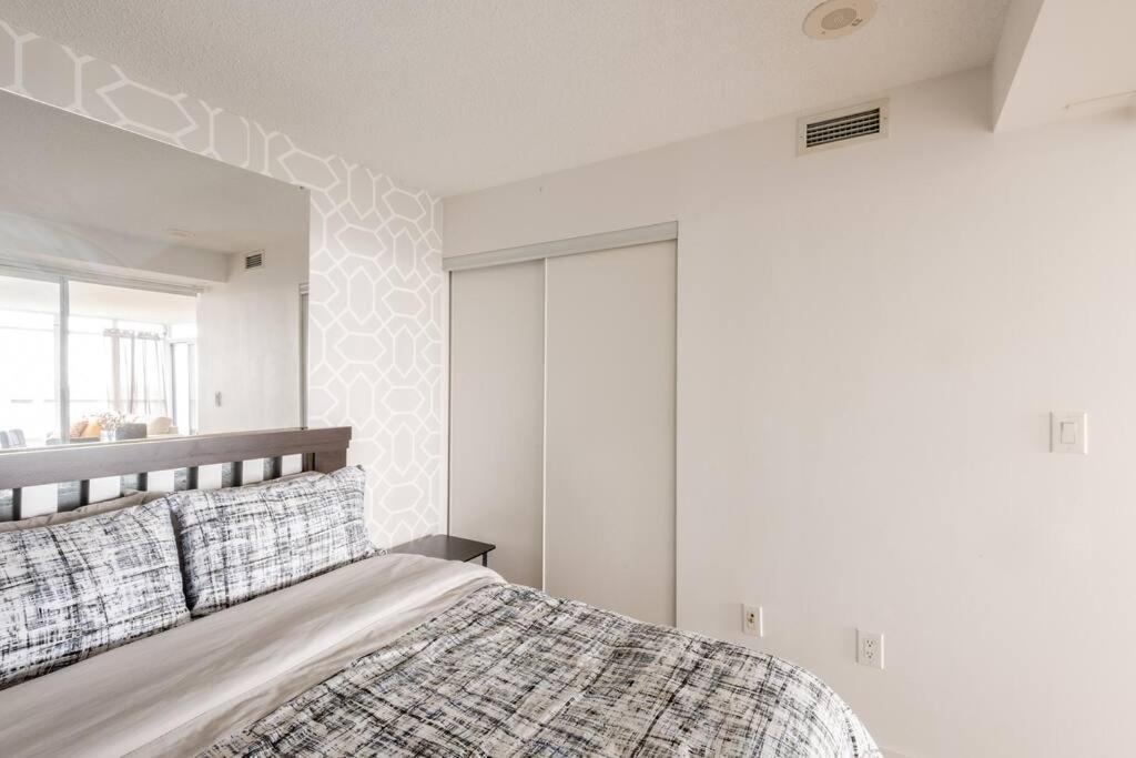 Stylish Downtown Lakeview Condo - One Free Parking Toronto Zewnętrze zdjęcie