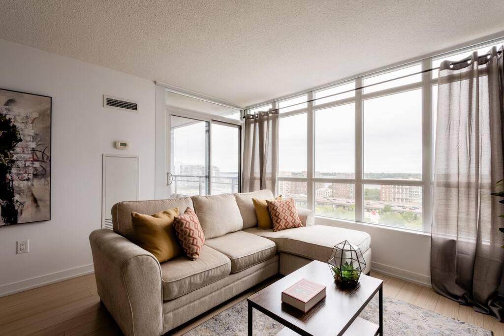 Stylish Downtown Lakeview Condo - One Free Parking Toronto Zewnętrze zdjęcie
