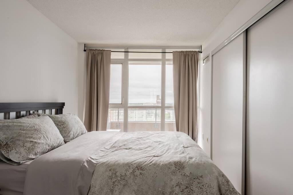 Stylish Downtown Lakeview Condo - One Free Parking Toronto Zewnętrze zdjęcie