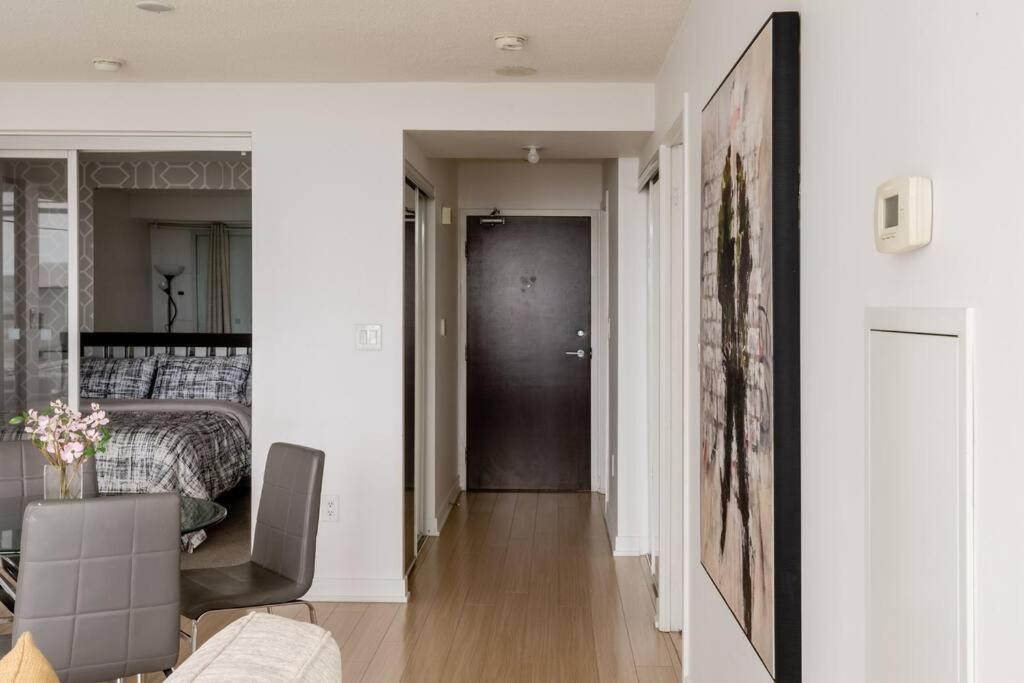 Stylish Downtown Lakeview Condo - One Free Parking Toronto Zewnętrze zdjęcie