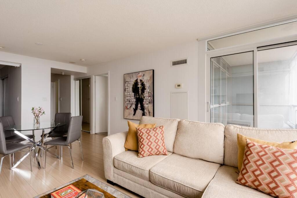 Stylish Downtown Lakeview Condo - One Free Parking Toronto Zewnętrze zdjęcie