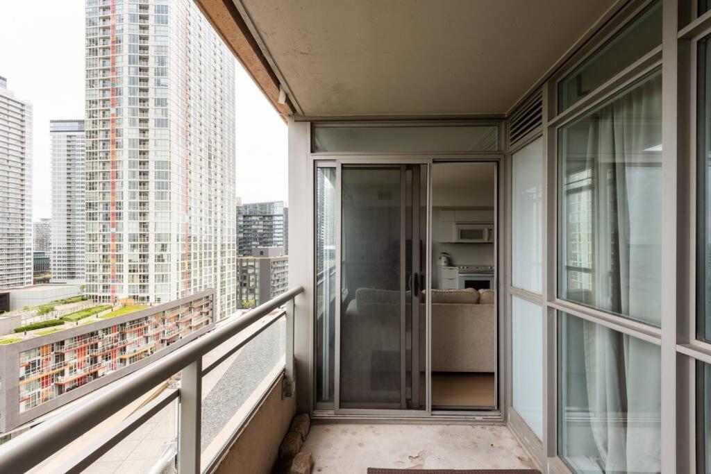 Stylish Downtown Lakeview Condo - One Free Parking Toronto Zewnętrze zdjęcie