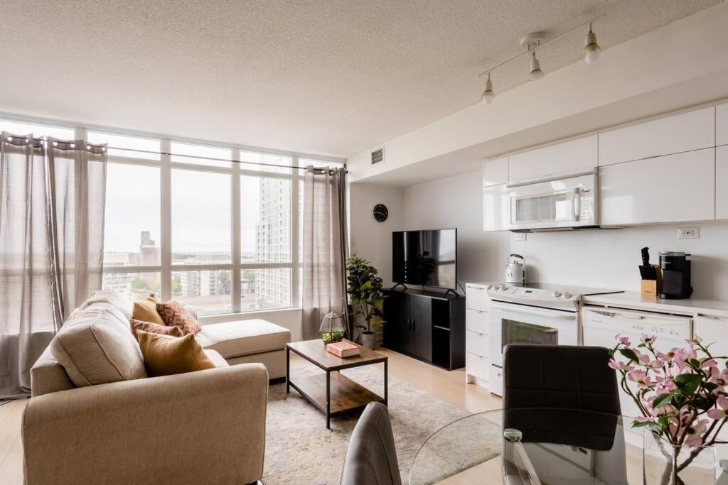 Stylish Downtown Lakeview Condo - One Free Parking Toronto Zewnętrze zdjęcie